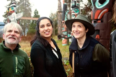 Découvrez vancouver avec une balade guidée à stanley park, entre histoires locales, légendes de deadman’s island, totems et la promenade du seawall. guide local inclus.