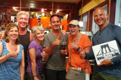 Descubre brooklyn en un tour a pie por dumbo en grupo pequeño: cruza puentes, prueba creaciones locales y escucha historias auténticas con un guía nativo y certificado en nyc.