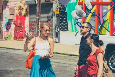 Descubre el arte urbano de bushwick y el ambiente relajado de williamsburg con un guía francés, grupos pequeños y historias auténticas. accesible para silla de ruedas.