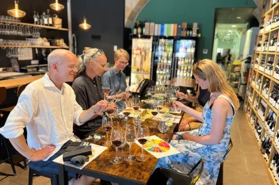 Erkunde bordeauxs chartrons, schlendere durch historische weinhändlerstraßen, lerne von einem lokalen sommelier und genieße 4 bordeaux-weine mit käse – alle verkostungen inklusive.