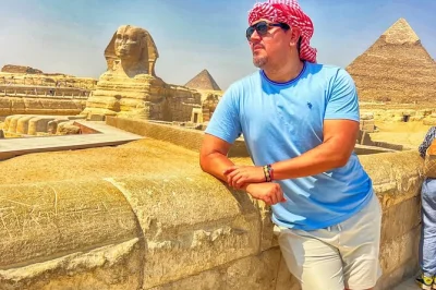 Descubre las pirámides de giza de cerca, monta un camello junto a ellas, entra en una tumba real y disfruta de un almuerzo en un crucero por el nilo, con recogida en hotel incluida.