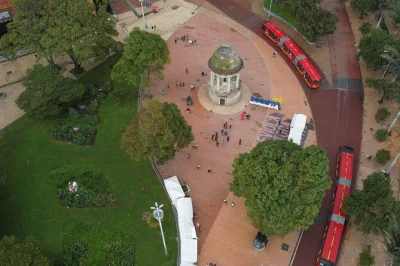 Explorez la candelaria à bogota lors d’une balade guidée avec dégustation de fruits et chicha. découvrez places historiques, marchés locaux et sites incontournables. réservez votre immersion c