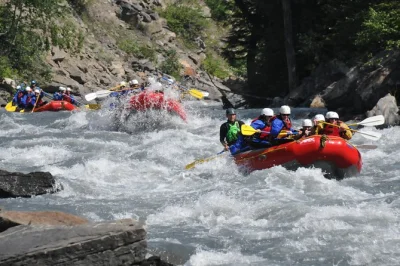 Vivez l’adrénaline du rafting sur la rivière illecillewaet près de revelstoke, avec guides experts, tout l’équipement fourni, transfert hôtel aller-retour et pause gourmande au bord de l’ea