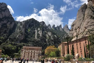 Descubra montserrat em um passeio privado saindo de barcelona — atravesse as montanhas da catalunha, ouça o famoso coral de meninos, prove licores do mosteiro e aproveite o transfer do hotel.