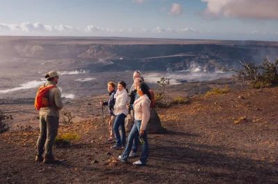 Découvrez la puissance du kilauea, savourez du cacao frais dans une ferme tropicale et admirez le bruit des rainbow falls lors d’une excursion d’une journée sur la big island avec prise en charg
