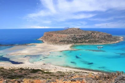 Saia de heraklion para um passeio de um dia pela lagoa de balos e o centro histórico de chania, com passeio de barco, traslado no hotel e guia local. nade, caminhe e aproveite a costa oeste de creta.