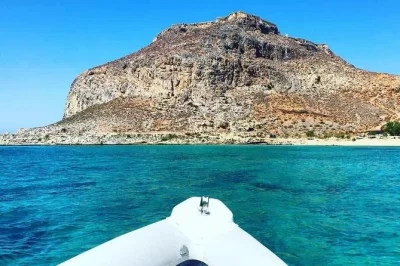 Erlebe eine private bootstour ab kissamos zur balos lagune und insel gramvousa mit schwimmen, schnorcheln und erfahrenen lokalen skippern.