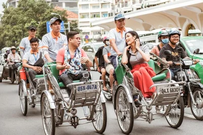Sinta o ritmo de saigon em um passeio de cyclo pelo mercado de flores, templo thien hau e mercado binh tay – com guia local e traslado do hotel.
