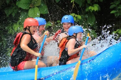 Vivez une journée de rafting sur la rivière savegre depuis manuel antonio, avec guide local, pause gourmande près d’une cascade et déjeuner inclus. prise en charge à l’hôtel.