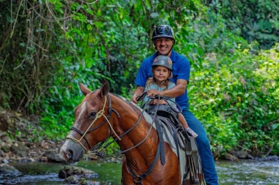 Vivi l’emozione del costa rica a cavallo vicino al vulcano arenal, tra sentieri nella foresta, panorami mozzafiato e guida locale. include acqua in bottiglia e tutta l’attrezzatura.