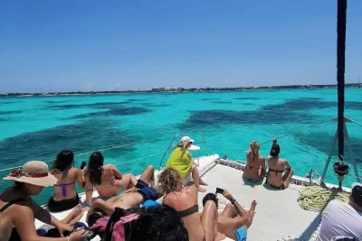 Sinta a brisa do mar em um catamarã para isla mujeres, mergulhe nos recifes de coral, aproveite um almoço buffet e saboreie drinks—com transporte incluso saindo de playa del carmen.