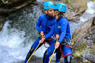 Erlebe canyoning auf madeira – abseilen an wasserfällen, sprünge in natürliche pools und wanderungen durch grüne wälder. inklusive ausrüstung, transfer und kostenlosen bildern.