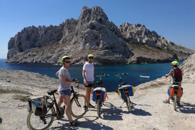 Explore marseille de bike elétrica até as calanques, nade em águas cristalinas e aproveite um almoço em um restaurante local. guia, capacete e equipamento inclusos.