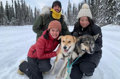 Siente la emoción de un paseo en trineo tirado por perros en north pole, alaska. recorre bosques nevados, conoce huskies amigables y disfruta de un tour privado con ropa de invierno incluida.