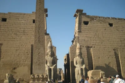 Partez du caire pour une journée intense à luxor : déambulez sous les colonnes de karnak, explorez la tombe de toutânkhamon et découvrez les colosses de memnon. transfert hôtel et guide égyptol