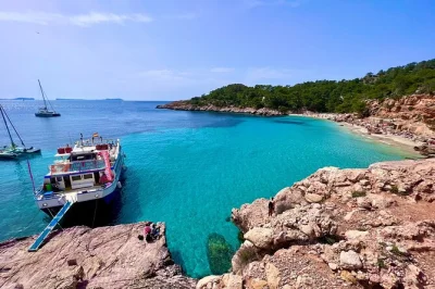 Ibiza, san antonio e cala salada: passeio de catamarã com snorkel em praias escondidas, visita ao aquário e tempo para relaxar com bebidas incluídas.