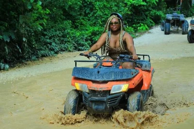 Erlebe cancun mit einer atv-tour durch den maya-dschungel, fliege auf 4 ziplines, probiere lokalen tequila und genieße ein leckeres mittagessen. inkl. transfer & guide.