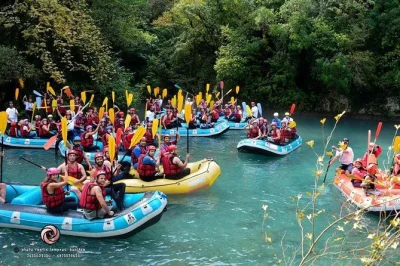 Vivi l’emozione del rafting sul fiume voidomatis a zagori, scivola sotto antichi ponti di pietra, gusta il baklava locale e goditi il pick-up in hotel con tutta l’attrezzatura inclusa.