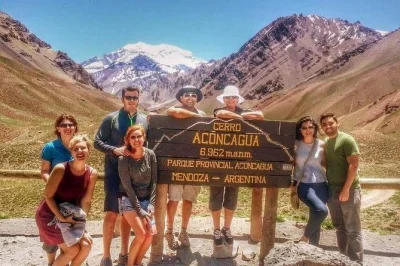 Descubre los andes desde mendoza hasta aconcagua en un tour en grupo pequeño. incluye traslado, entrada al parque, caminata de una hora y almuerzo con asado y vino.