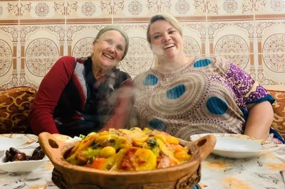 Descubre la cocina marroquí en una casa familiar de marrakech. aprende a preparar tagine, couscous y té de menta con un anfitrión local. incluye ingredientes y comida.