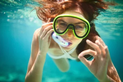 Saia de hurghada rumo a orange bay para snorkel, esportes aquáticos e almoço buffet em um iate. inclui traslado, bebidas e tempo na areia branca da ilha.