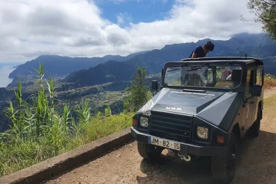 Erlebe madeiras wilde seite bei einer privaten offroad-tour ab funchal mit vulkanpools, regionalem mittagessen und einem guide, der jeden versteckten pfad kennt.