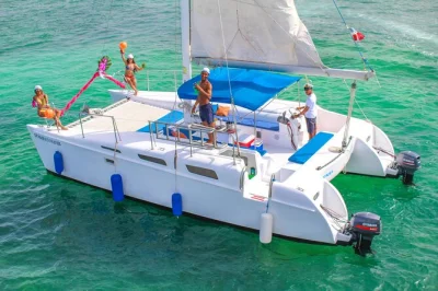 Disfruta en punta cana de un catamarán privado con snorkel en arrecifes, piscina natural y barra libre. incluye snacks, traslado al hotel y espacio exclusivo para tu grupo.