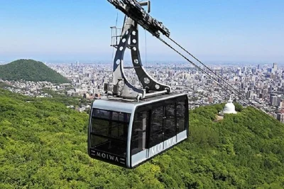 Scopri sapporo dall’alto con il biglietto per la funivia del mt moiwa. goditi panorami mozzafiato, una corsa in gondola tranquilla e un facile accesso con i mezzi pubblici. prenota subito per entrar