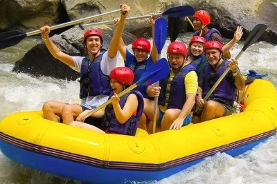 Wildwasser-rafting am ayung river, spaziergang im affenwald und sonnenuntergang am tanah lot tempel. inklusive mittagessen, guide und transport. jetzt dein bali-abenteuer buchen.