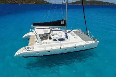 Saia de st thomas ou st john em um catamarã privado com snorkel, paradas em praias, bebidas e capitão local. roteiro flexível para até 12 pessoas.