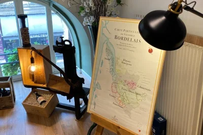 Scopri la cantina le pied à terre a bordeaux con una degustazione guidata di tre vini diversi, formaggi baschi e salumi locali, accompagnati da racconti appassionati.
