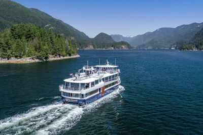 Découvrez vancouver et le fjord indian arm en croisière, profitez d’un buffet déjeuner, musique live et cocktails maison avec une équipe locale—café ou thé inclus.