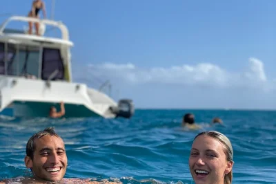 Profitez de la brise de waikiki, observez les tortues près de diamond head et faites du snorkeling dans une eau limpide lors d’une croisière privée en catamaran—matériel, boissons et musique i
