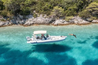 Elafiti, grotta azzurra, spiaggia di Šunj: nuota, rilassati e assaggia vini locali con tour privato in barca da dubrovnik. incluso transfer hotel e skipper esperto.
