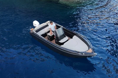 Découvrez la côte de santorin en bateau sans permis. explorez red beach, nagez aux sources chaudes et profitez entre amis. boissons incluses et horaires flexibles.