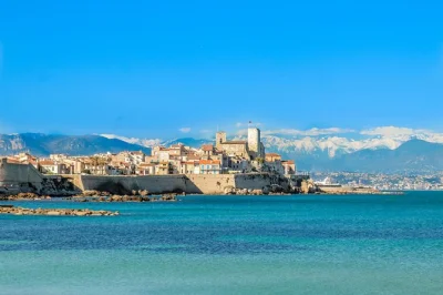 Private tour durch cannes, antibes und st paul de vence. lauf über den roten teppich, entdecke kunstvolle dörfer, besuche märkte & bewundere luxusyachten – alles in einer tour.