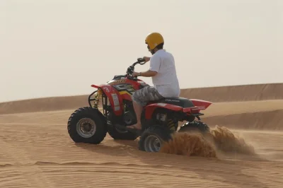 Erlebe die aufregung beim quadfahren durch dubais sanddünen mit erfahrenen guides. inklusive hoteltransfer, sicherheitsausrüstung und einer stunde fahrspaß in der wüste. jetzt einfach buchen!