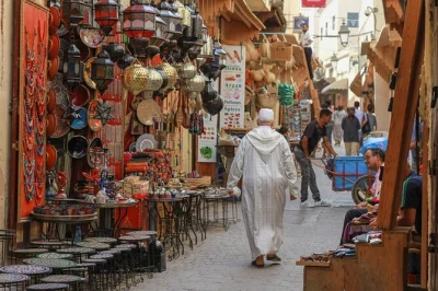 Scopri la medina di fez con una guida locale: visita concerie, antiche moschee, souk artigianali e fontane storiche. incluso il trasferimento da e per l’hotel.