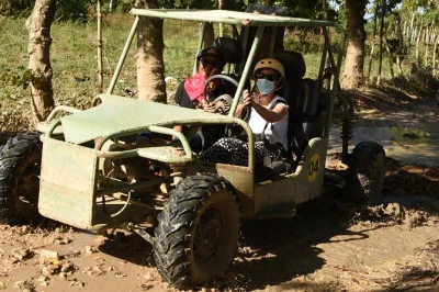 Descubre punta cana en buggy: atraviesa senderos llenos de barro, nada en una cueva escondida, prueba mamajuana y relájate en playa macao. incluye transporte.