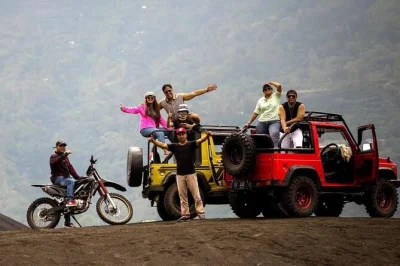 Erlebe die schwarzen lavafelder am mount batur mit dem 4wd jeep, entdecke vulkanische landschaften und entspanne in natürlichen heißen quellen – inklusive mittagessen und hoteltransfer.
