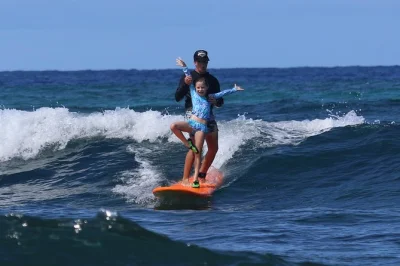 Vivez l’excitation de votre première vague à kona avec un cours de surf privé à kahaluu beach park. tout le matériel inclus : planche, chaussures de reef, lycra et conseils d’un local expert.