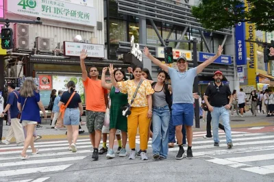 Explore shibuya em tóquio com um guia local, provando pratos verdadeiros em lugares escondidos, visitando izakayas e atravessando o famoso cruzamento. inclui comida à vontade.