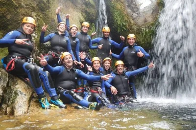 Sinta a adrenalina do canyoning em rios cristalinos, com rapel guiado e escorregadores naturais. equipamento completo, guia especialista e saltos opcionais para todos os níveis.
