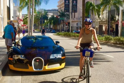 Explore beverly hills de e-bike com um guia local — veja mansões de estrelas, rodeo drive, locações de filmes e sunset strip. equipamento e guarda-volumes inclusos.
