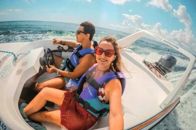 Sinta a emoção de pilotar sua própria lancha rápida pelos manguezais de cancún, depois faça snorkel no recife punta nizuc e explore o museu subaquático. guia e equipamentos inclusos.