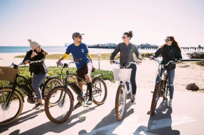 Scopri santa barbara in bici: noleggia per 1 o 2 giorni una bici elettrica, mountain o ibrida. casco e acqua inclusi per pedalate tra mare e colline.