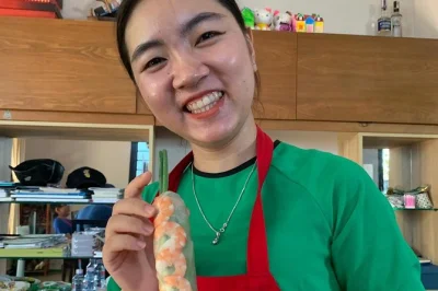 Scopri la cucina vietnamita a hoi an con un corso pratico guidato da uno chef locale. prepara 4 piatti tradizionali, gusta succhi freschi e prenota subito.