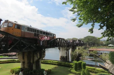 Descubre kanchanaburi en una excursión privada desde bangkok: camina por hellfire pass, viaja en el tren de la muerte, visita el puente sobre el río kwai, con almuerzo y traslado incluido.