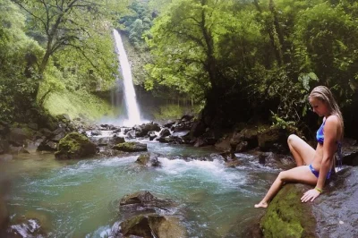 Inizia la tua avventura ad arenal con i ponti sospesi, una nuotata sotto la cascata la fortuna, trekking sul vulcano e una pausa pranzo rilassante—con pick-up in hotel e guida inclusi.