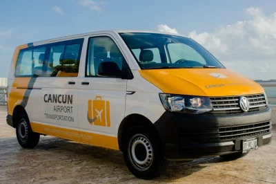 Chegue em cancún e siga direto para seu hotel na zona hoteleira com transfer privado, água gelada, van com ar-condicionado e motorista bilíngue te esperando.